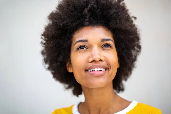 Cerca Retrato Cara Joven Afroamericana Mujer Sonriendo Mirando Hacia Arriba —  Fotos de Stock