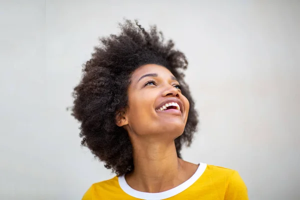 Portret Pięknej Młodej Kobiety Czarno Śmiejąc Się Patrząc Bliska — Zdjęcie stockowe