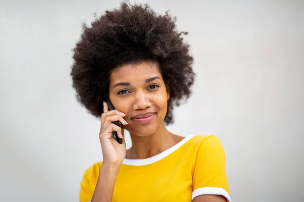 Primer Plano Retrato Hermosa Joven Mujer Negra Hablando Con Teléfono — Foto de Stock