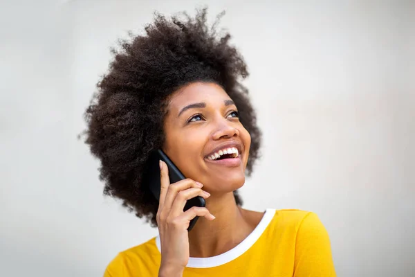 Närbild Porträtt Vackra Leende Ung Svart Kvinna Talar Med Mobiltelefon — Stockfoto