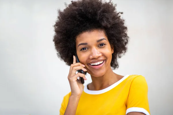 Primer Plano Retrato Hermosa Sonriente Joven Mujer Negra Hablando Con —  Fotos de Stock