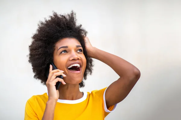 Cerca Retrato Hermosa Sonriente Joven Mujer Negra Hablando Con Teléfono — Foto de Stock