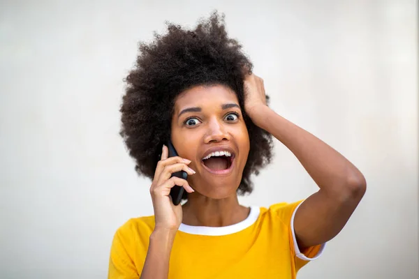 Yüzünde Şaşırmış Bir Ifadeyle Cep Telefonuyla Konuşan Afrikalı Amerikalı Genç — Stok fotoğraf