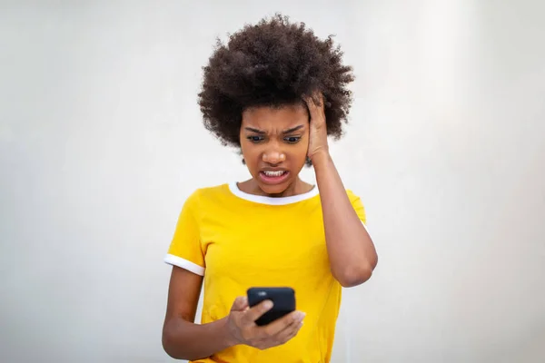 Retrato Una Joven Negra Frustrada Mirando Teléfono Celular Con Cara — Foto de Stock