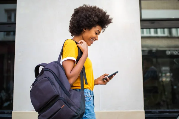 Side Portrait Young Black Woman Walking Cellphone Bag — ストック写真