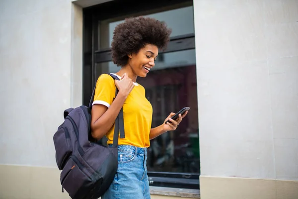 Sidoporträtt Ung Svart Kvinna Promenader Med Mobiltelefon Och Väska — Stockfoto