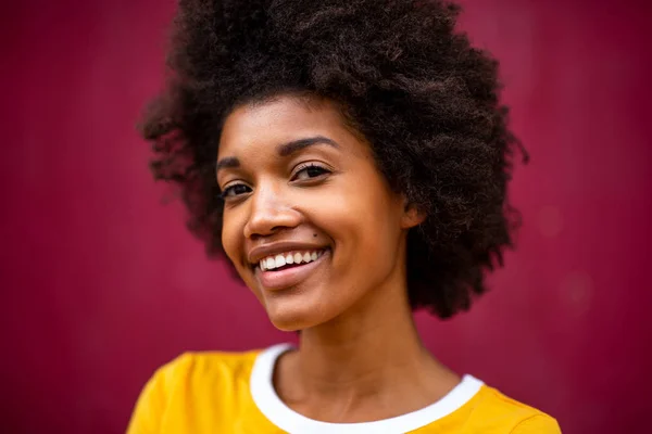 Close Retrato Feliz Jovem Afro Americana Sorrindo Por Fundo Vermelho — Fotografia de Stock