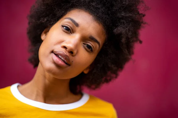 Güzel Afro Amerikan Kadın Modelin Portresi Kırmızı Duvarda — Stok fotoğraf