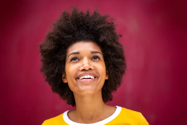 Крупним Планом Портрет Красивої Молодої Чорної Жінки Афро Зачіскою Посміхаючись — стокове фото