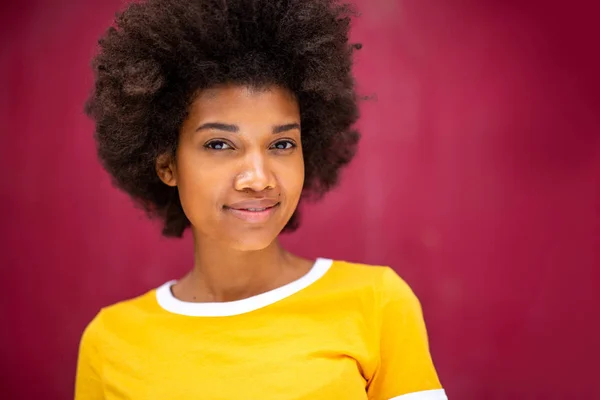Közelkép Portré Gyönyörű Afro Amerikai Afro Frizura Ellen Piros Háttér — Stock Fotó
