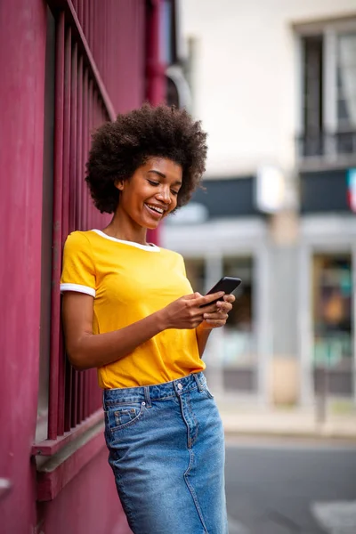 Porträtt Lycklig Ung Afrikansk Amerikansk Kvinna Tittar Mobiltelefon Utanför Staden — Stockfoto