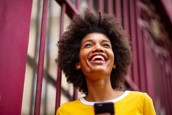 Detailní Záběr Portrét Krásné Mladé Afroamerické Ženy Usmívající Mimo — Stock fotografie