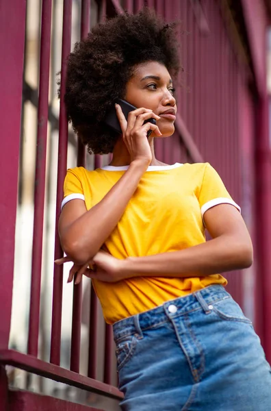 Portrait Serious Young Black Woman Afro Hairstyle Talking Cellphone — Stok Foto