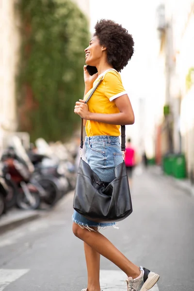 Retrato Lateral Joven Mujer Negra Feliz Caminando Hablando Con Teléfono — Foto de Stock