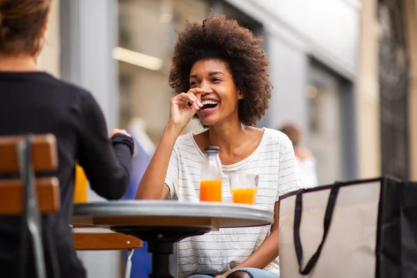 Portrait Two Female Friends Sitting Outdoor Cafe Laughing — Stock Photo, Image