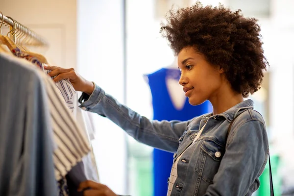 漂亮的年轻非洲裔美国女人在商店里买衣服的侧面肖像 — 图库照片
