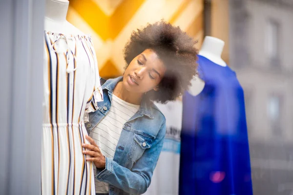 Retrato Una Hermosa Joven Negra Comprando Ropa Tienda —  Fotos de Stock