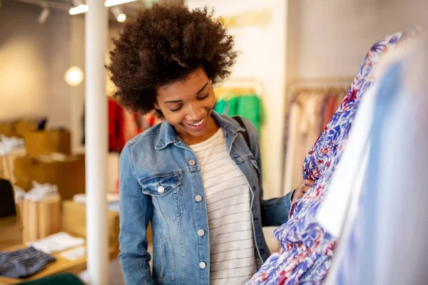 Portrait Smiling Young Black Woman Afro Shopping Clothes Store — Stock Photo, Image