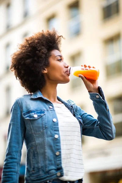 Portrait Happy Young Black Woman Drinking Juice Bottle City — Stock Photo, Image