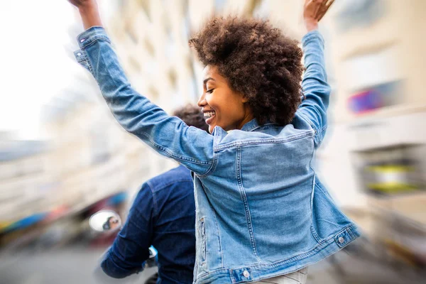 Hinter Einer Glücklichen Jungen Afrikanisch Amerikanischen Frau Die Mit Erhobenen — Stockfoto