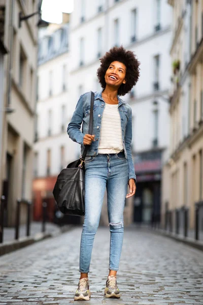 Helkroppsporträtt Afrikanskt Amerikanskt Kvinnligt Mode Modell Ler Gatan Staden — Stockfoto