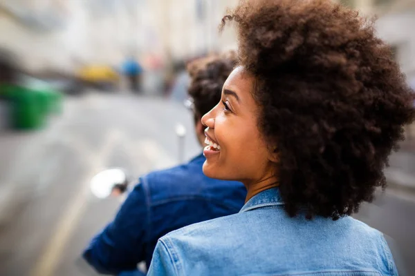 Крупним Планом Портрет Красивої Молодої Афроамериканки Їде Пасажир Спині Скутера — стокове фото