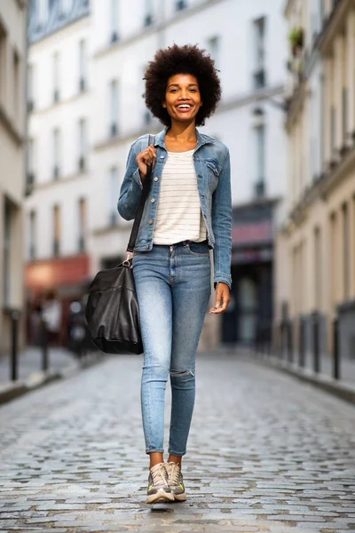 Helkroppsporträtt Leende Unga Afrikanska Amerikanska Kvinnliga Mode Modell Promenader Gatan — Stockfoto