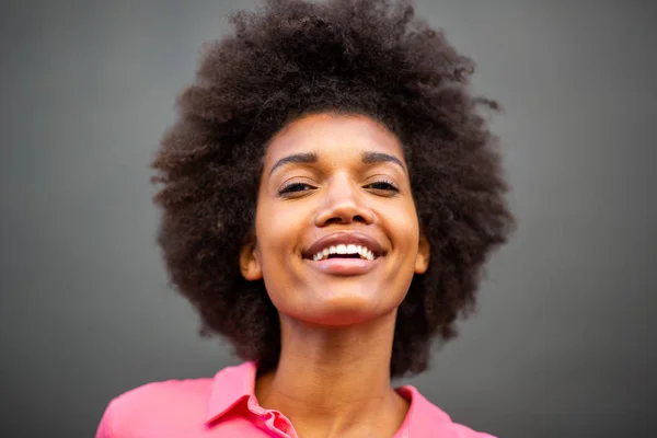 Primer Plano Retrato Hermosa Joven Afroamericana Sonriendo Contra Pared Gris —  Fotos de Stock