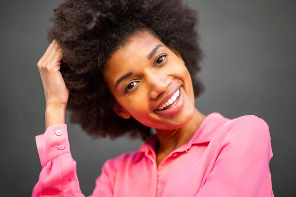 Primer Plano Retrato Hermosa Joven Afroamericana Sonriendo Con Mano Pelo — Foto de Stock