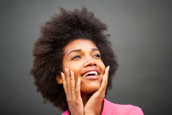Κοντινό Πορτρέτο Της Ομορφιάς Νεαρή Αφροαμερικανή Γυναίκα Χαμογελά Χέρια Στο — Φωτογραφία Αρχείου