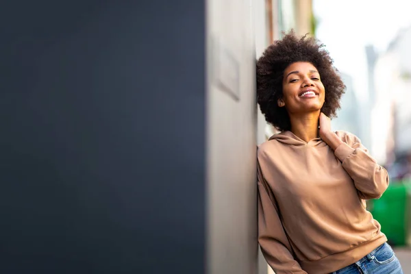 Porträtt Vacker Svart Kvinnlig Modell Med Afro Frisyr Lutande Mot — Stockfoto