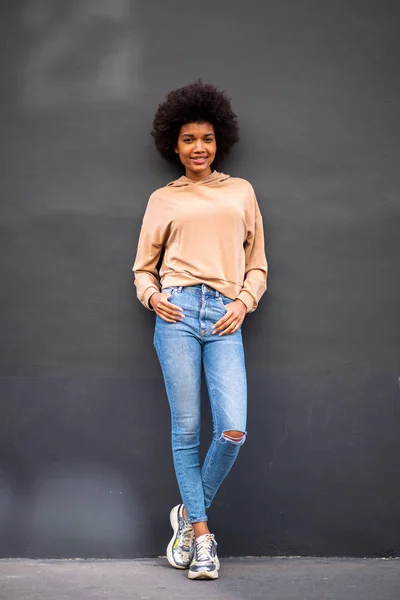 Retrato Larga Duración Una Hermosa Joven Afroamericana Apoyada Una Pared — Foto de Stock