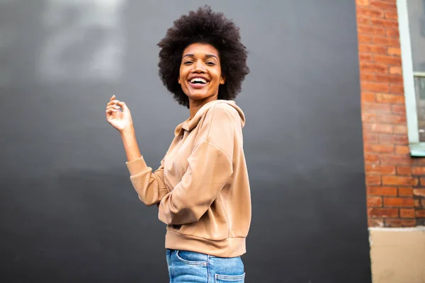 Zijportret Van Jonge Vrouw Met Afro Kapsel Lachen Door Grijze — Stockfoto