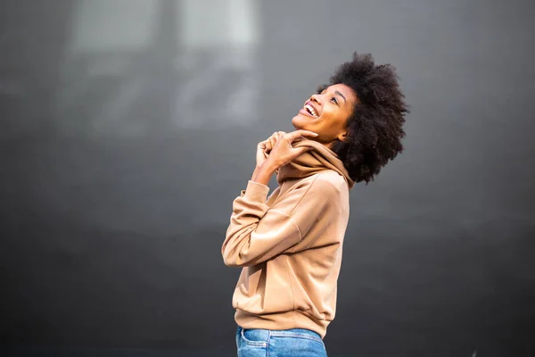 Seitenporträt Einer Attraktiven Jungen Schwarzen Frau Mit Afro Frisur Die — Stockfoto