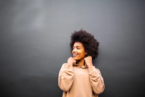 Портрет Приваблива Молода Чорна Жінка Афро Зачіскою Посміхаючись Сірою Стіною — стокове фото