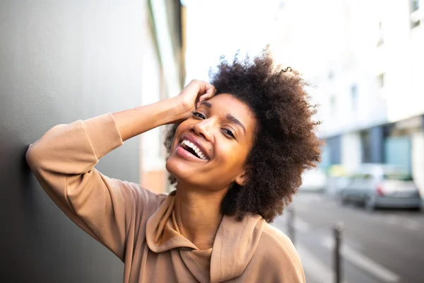 Боковой Портрет Счастливой Молодой Черной Женщины Афроволосами Прислонившейся Стене Улицей — стоковое фото
