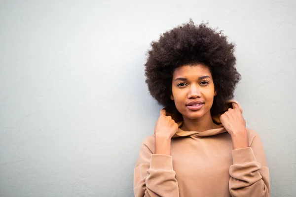 Передній Портрет Красивої Чорної Жінки Афро Волоссям Сірому Фоні — стокове фото