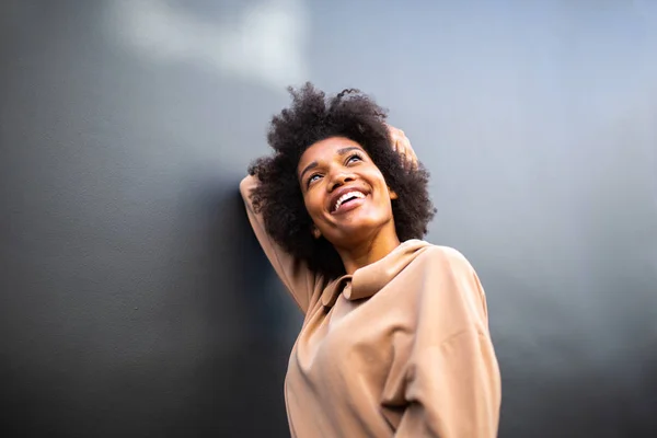 Retrato Lateral Una Hermosa Joven Negra Sonriendo Con Peinado Afro — Foto de Stock