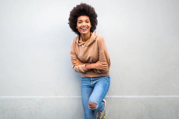 Передній Портрет Красивої Чорної Усміхненої Жінки Афро Волоссям Руками Схрещеними — стокове фото