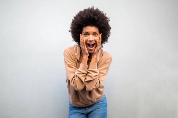 Retrato Atraente Jovem Mulher Negra Com Cabelo Afro Expressão Surpresa — Fotografia de Stock