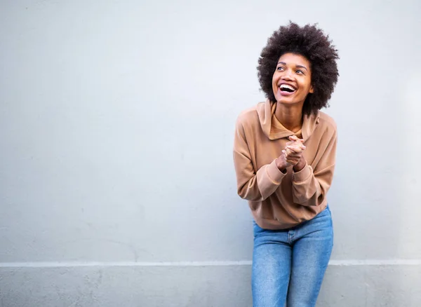 Porträtt Ung Svart Kvinna Med Afro Hår Skrattar Grå Vägg — Stockfoto