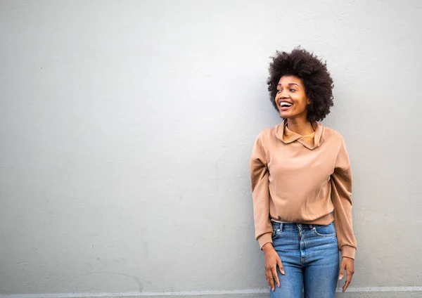 Porträtt Glad Ung Attraktiv Afrikansk Amerikansk Kvinna Skrattar Grå Vägg — Stockfoto