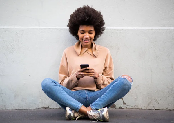 Retrato Una Joven Afroamericana Sonriente Sentada Suelo Con Teléfono Móvil — Foto de Stock
