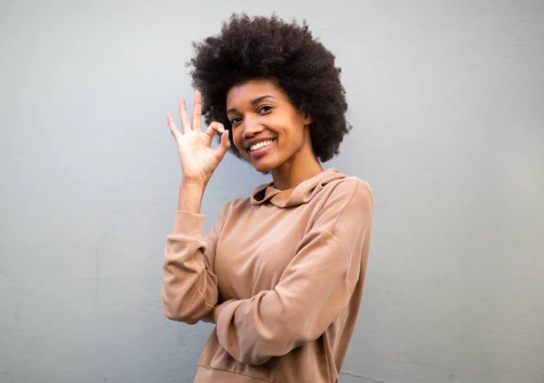 Primer Plano Retrato Hermosa Joven Mujer Negra Con Afro Pelo — Foto de Stock