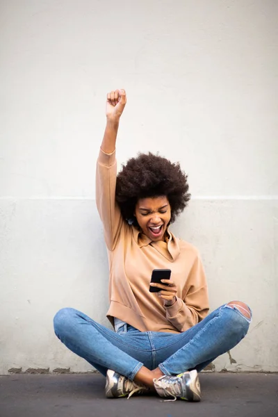 Portrét Šťastný Mladý Africký Američan Žena Afro Vlasy Sedí Podlaze — Stock fotografie