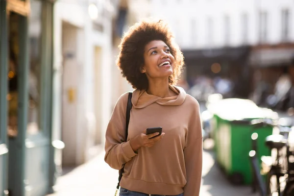 Portrait Beautiful Young Black Woman Cellphone Walking City — Stock Photo, Image