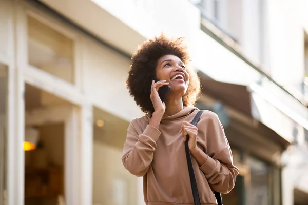 Retrato Una Hermosa Joven Afroamericana Caminando Hablando Con Celular Ciudad — Foto de Stock