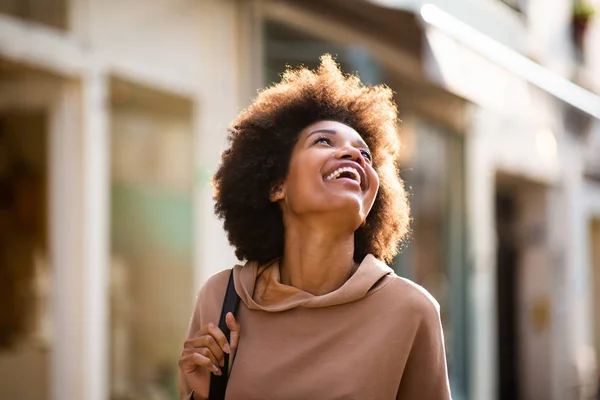 Nahaufnahme Porträt Schöne Junge Schwarze Frau Mit Afro Haaren Lachend — Stockfoto