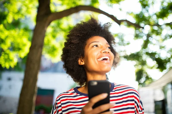 Közelkép Portré Boldog Fiatal Fekete Afro Haj Mosolyog Mobiltelefon Parkban — Stock Fotó