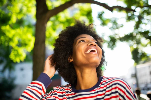 Close Retrato Bela Jovem Mulher Negra Com Mão Afro Cabelo — Fotografia de Stock